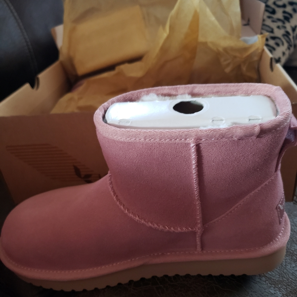 Genuine UGGS-BRAND NEW